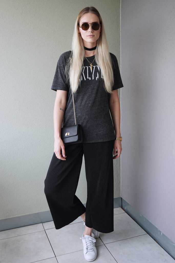 how-to-style-culottes-loseshirt-weites-shirt-accessories-choker-chockernecklace-rings-ringe-ketten-necklaces-sonnenbrille-sunnglasses-tattoo-tattoos