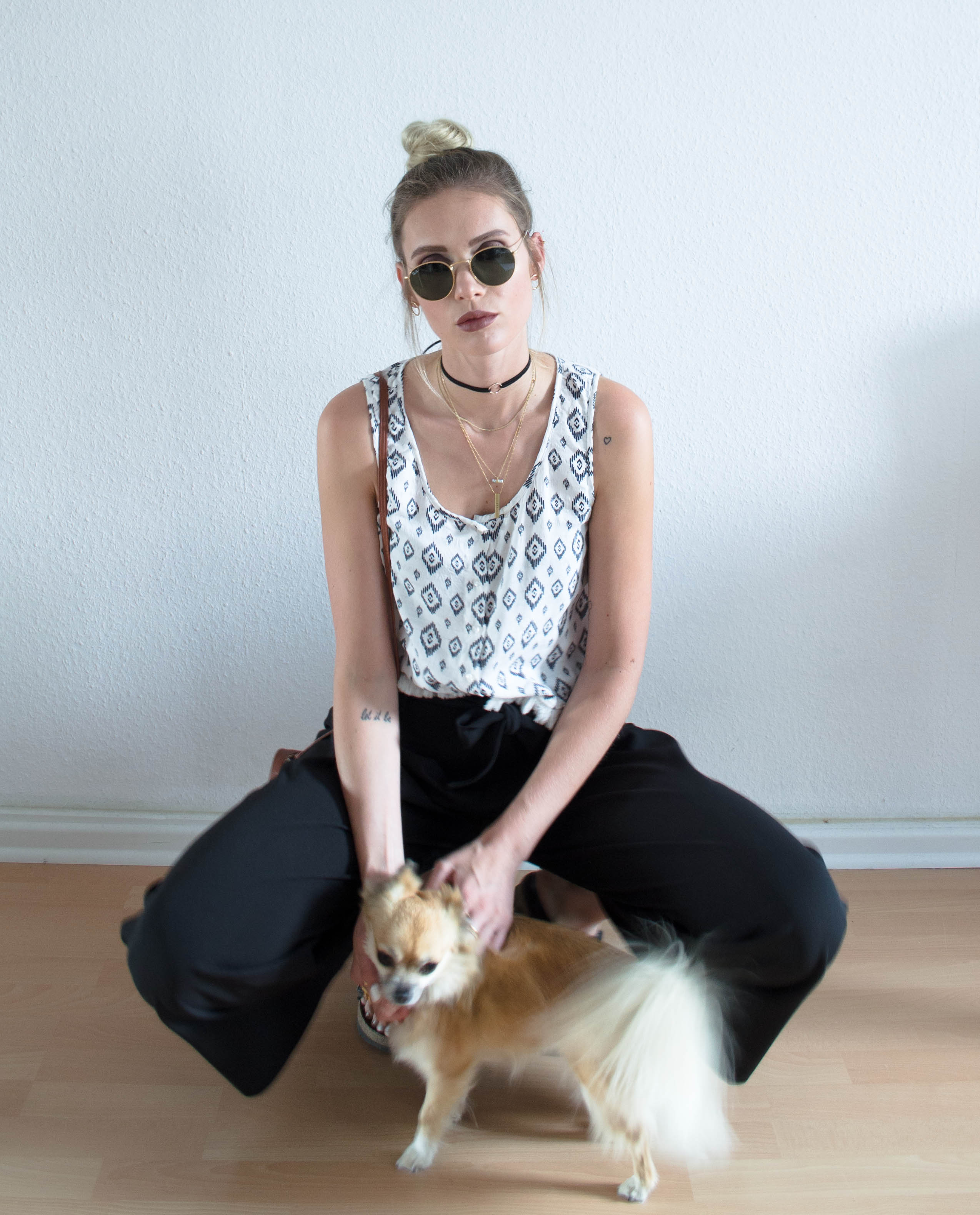 last days of summer, summerlook, summeroutfit, outfit, fashion, outfitinspiration, fashioninspiration, sommerlook, sommer, culottes,dog, chihuahua birkenstock, rayban, choker, mcm, mac